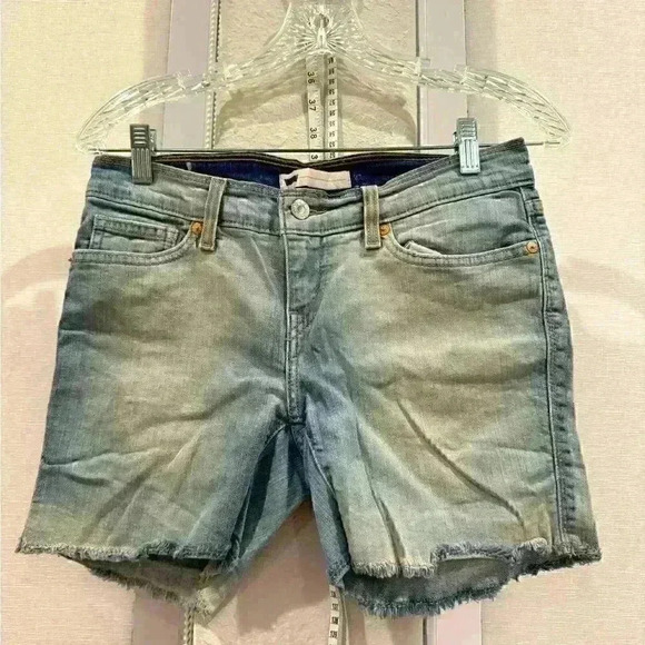 Levi’s Bermuda shorts Sz 28 hits mid thigh - worn once - Picture 1 of 5